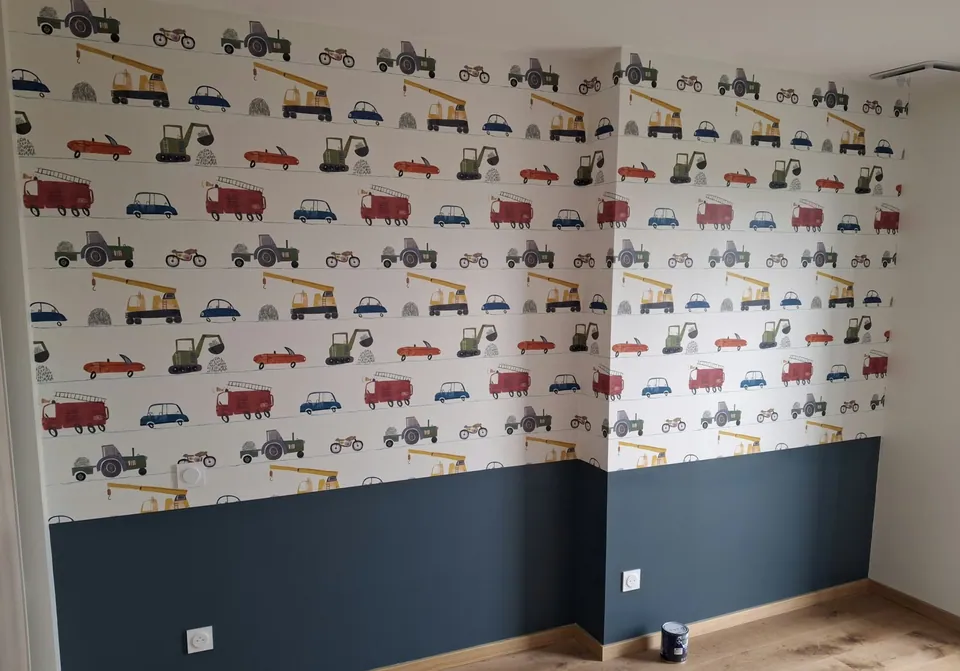 Après : papier peint à motifs de voitures au-dessus du soubassement bleu nuit
