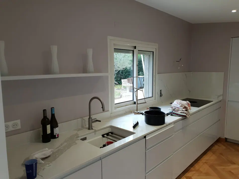 Cuisine : murs repeints dans un gris rosé
