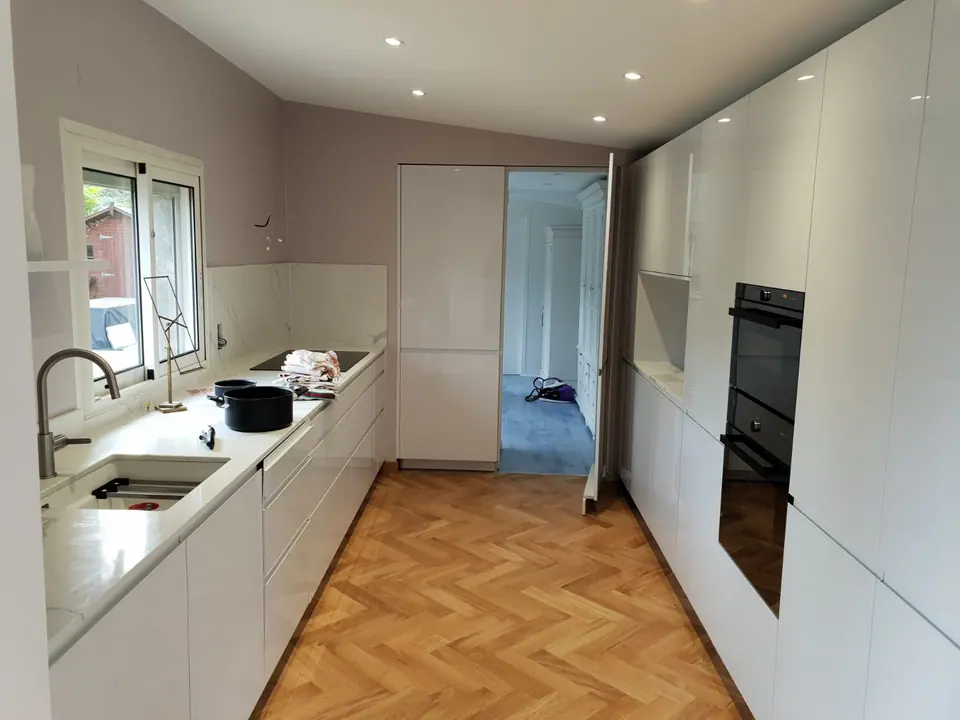 Cuisine : murs et plafond repeints