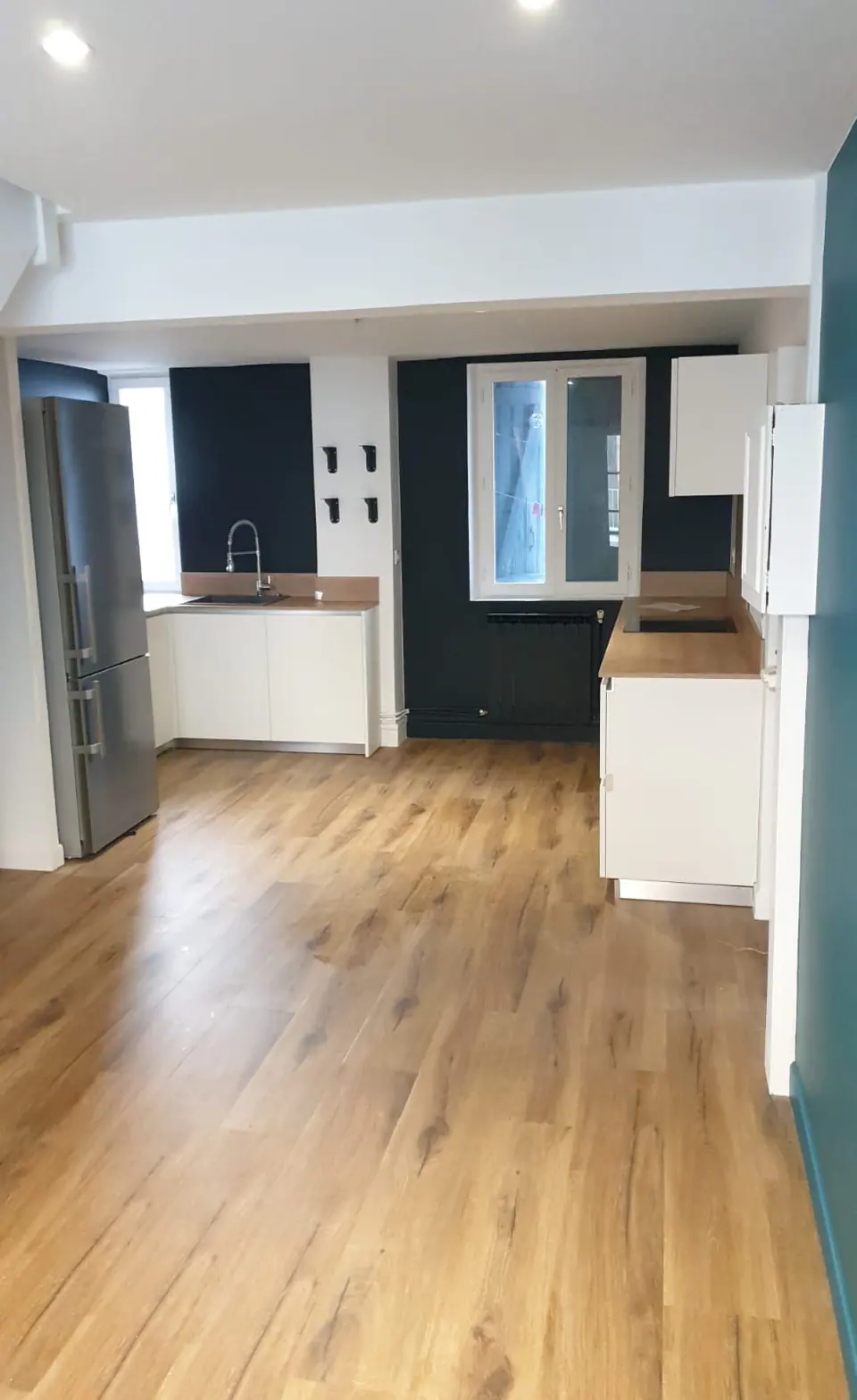 Appartement : murs bleu canard et bleu nuit