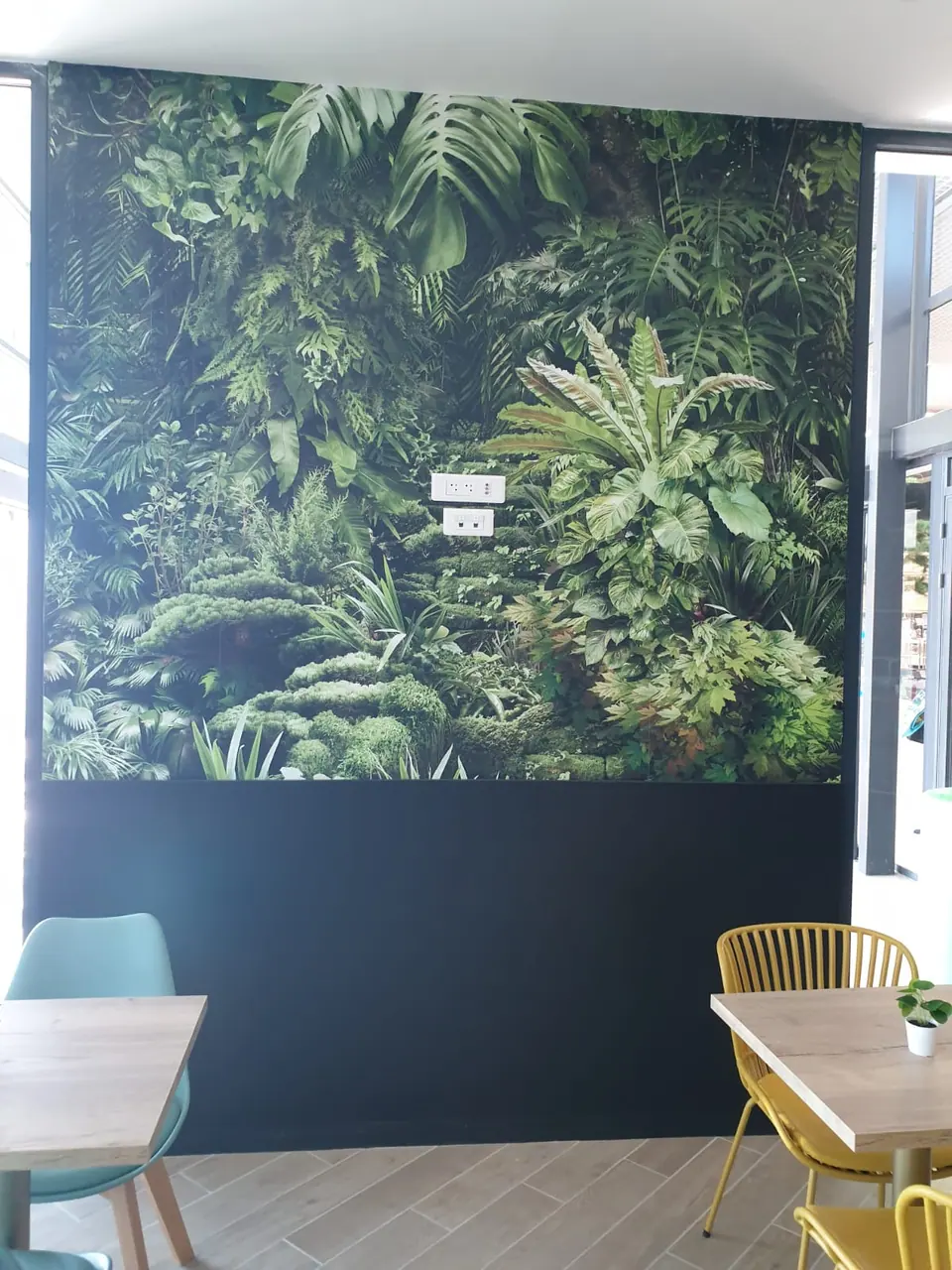 Papier peint jardin vertical au-dessus d'un soubassement bleu nuit