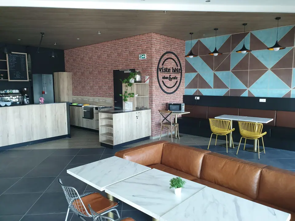 Espace de restauration : décor géométrique et murs peints