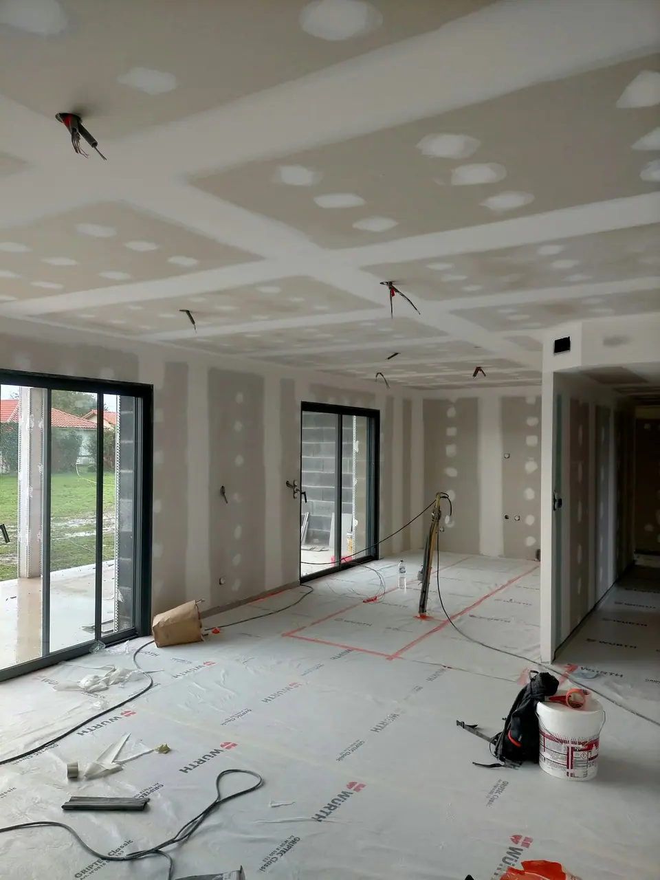Grand plateau en cours de rénovation, sols protégés