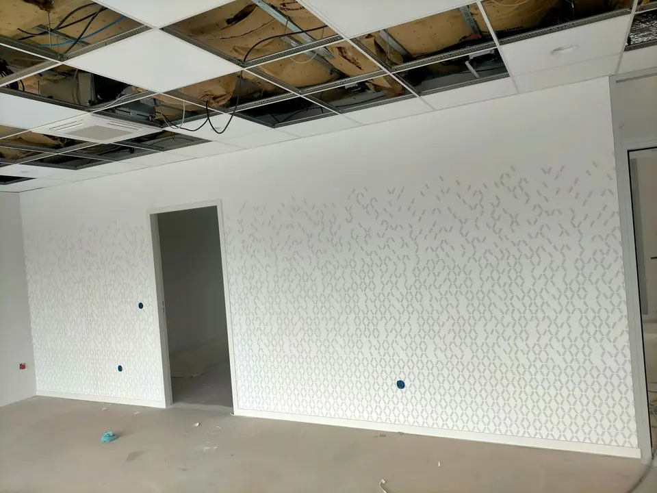 Mur habillé d'un revêtement à motifs en relief