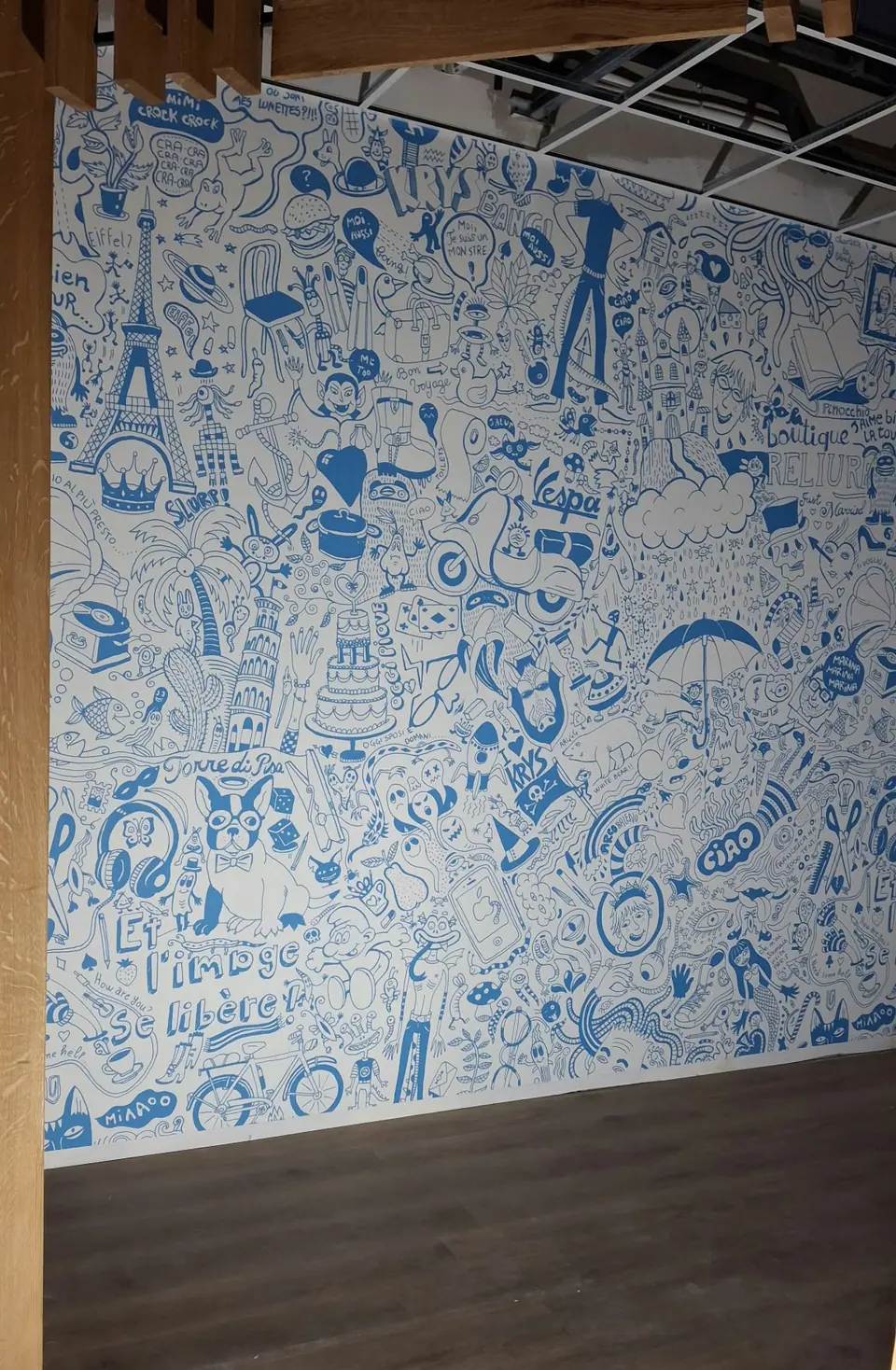 Papier peint à motifs bleus dans une pièce en travaux