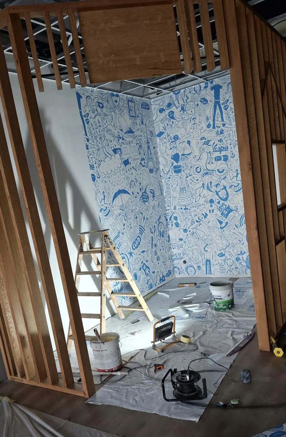 Papier peint à motifs bleus derrière une ossature bois