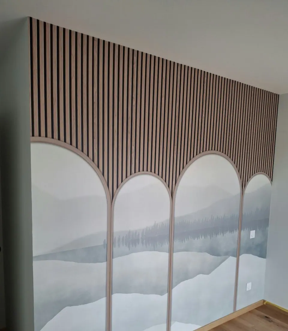 Panoramique à arches sous un habillage de tasseaux bois