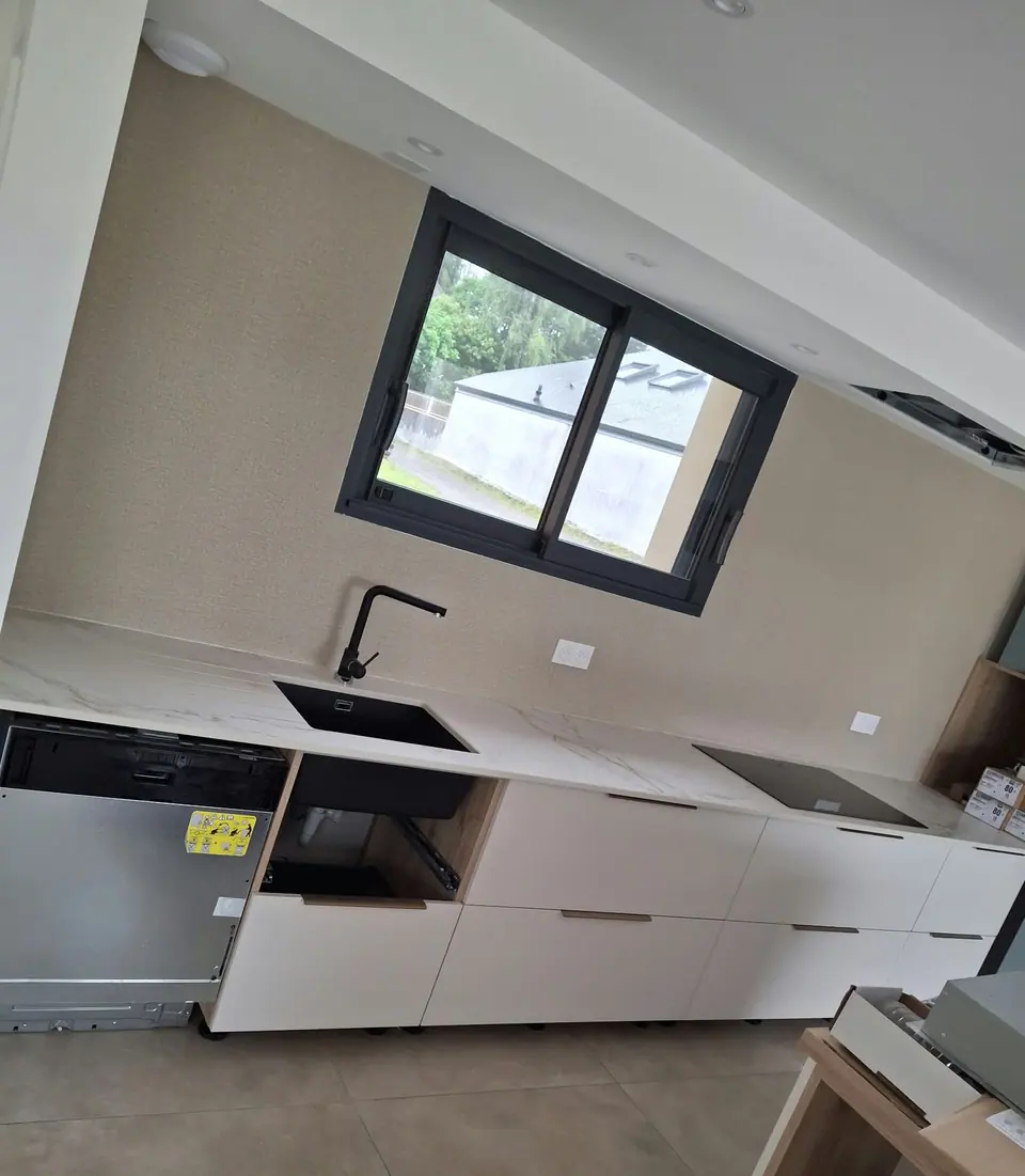 Cuisine : mur beige mis en peinture