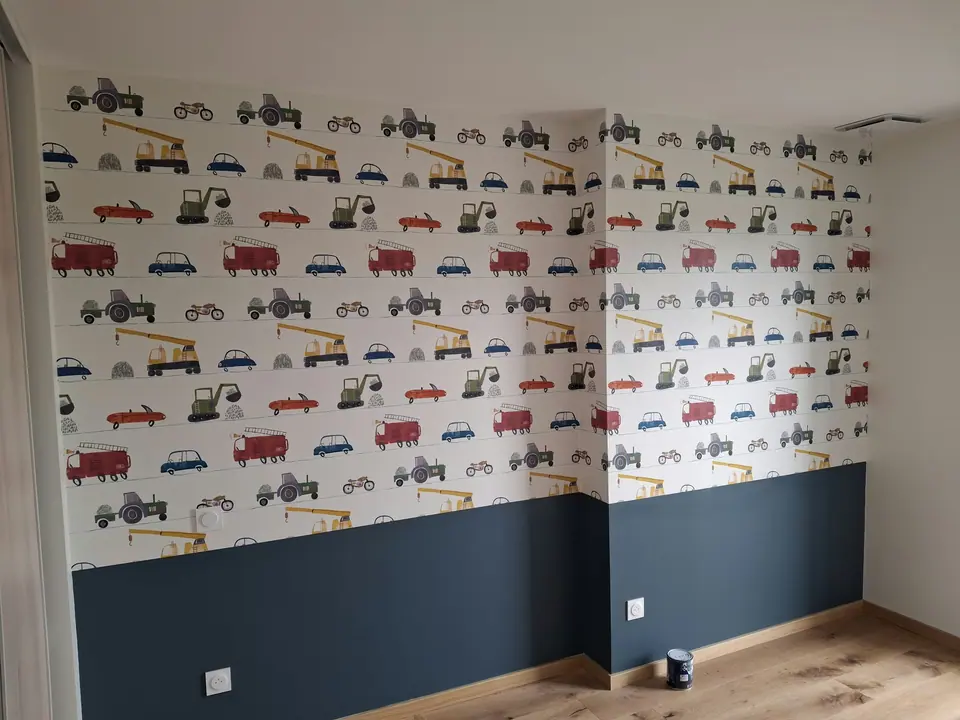 Chambre d'enfant : papier peint voitures et soubassement bleu nuit