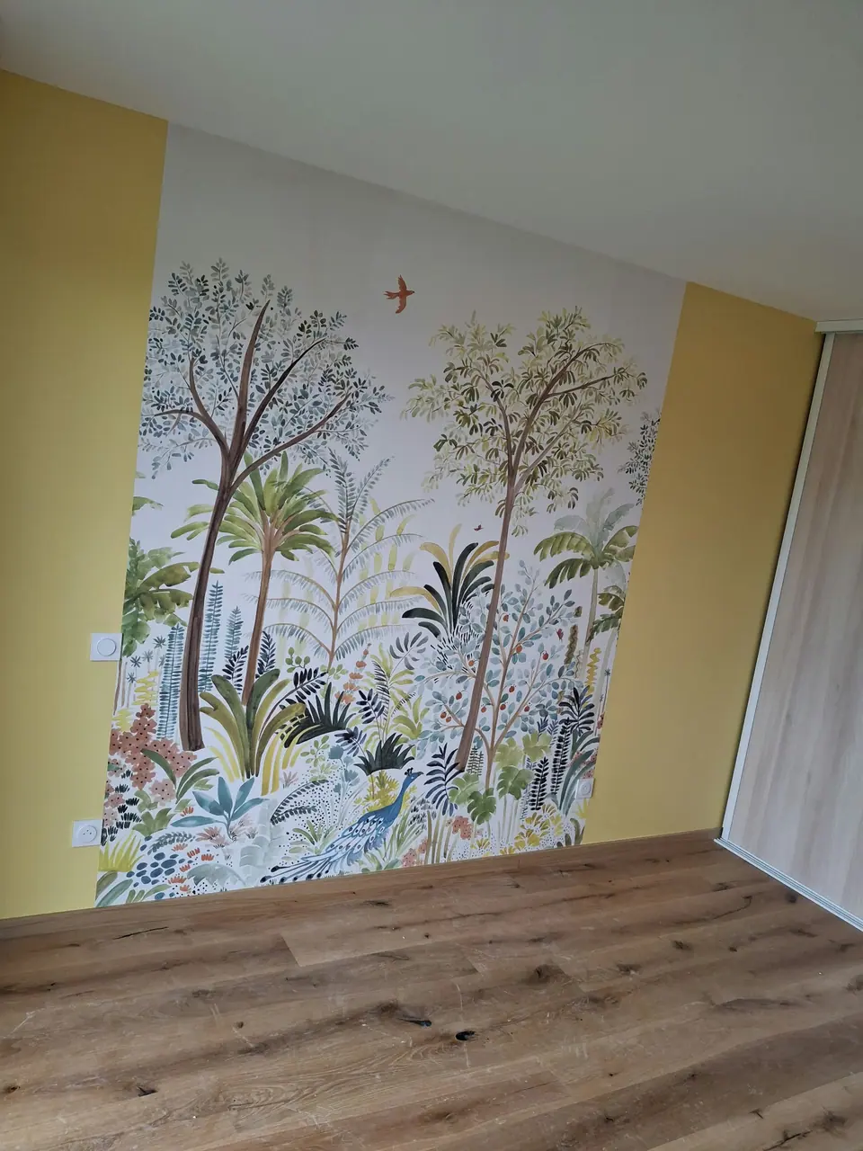 Panoramique jungle colorée entre deux murs jaunes