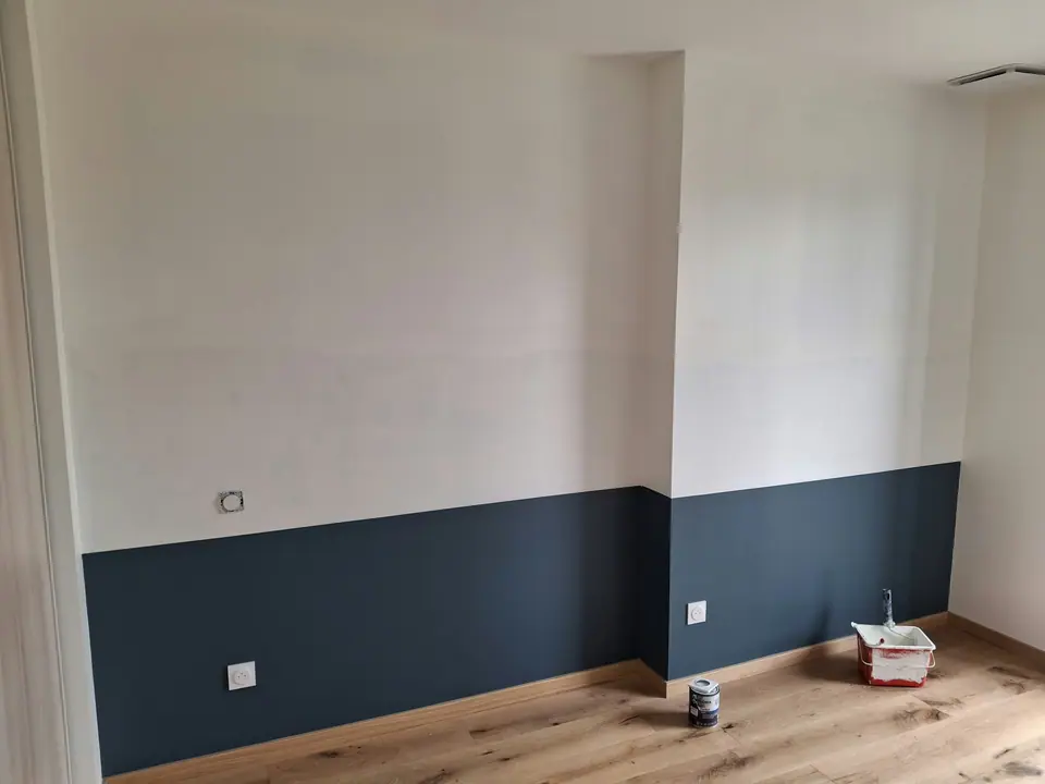 Chambre d'enfant avant la pose : soubassement bleu nuit
