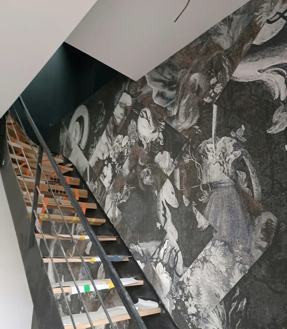 Montée d'escalier habillée d'un panoramique noir et blanc