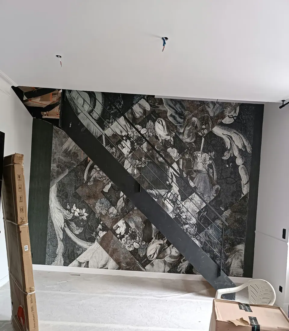 Panoramique noir et blanc sur toute la hauteur de l'escalier