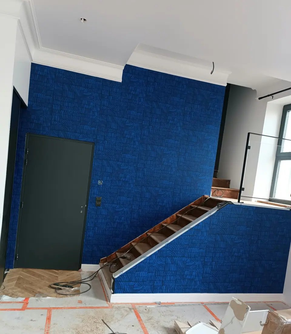 Papier peint bleu profond dans une cage d'escalier