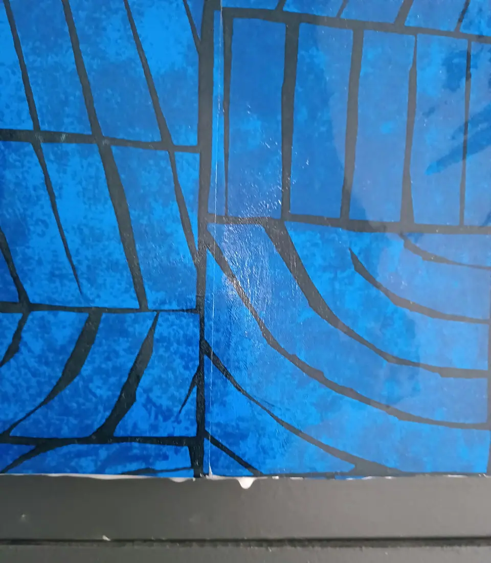 Papier peint bleu profond : raccord des motifs