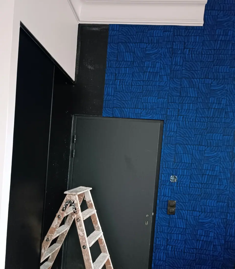 Papier peint bleu : finitions autour de l'huisserie