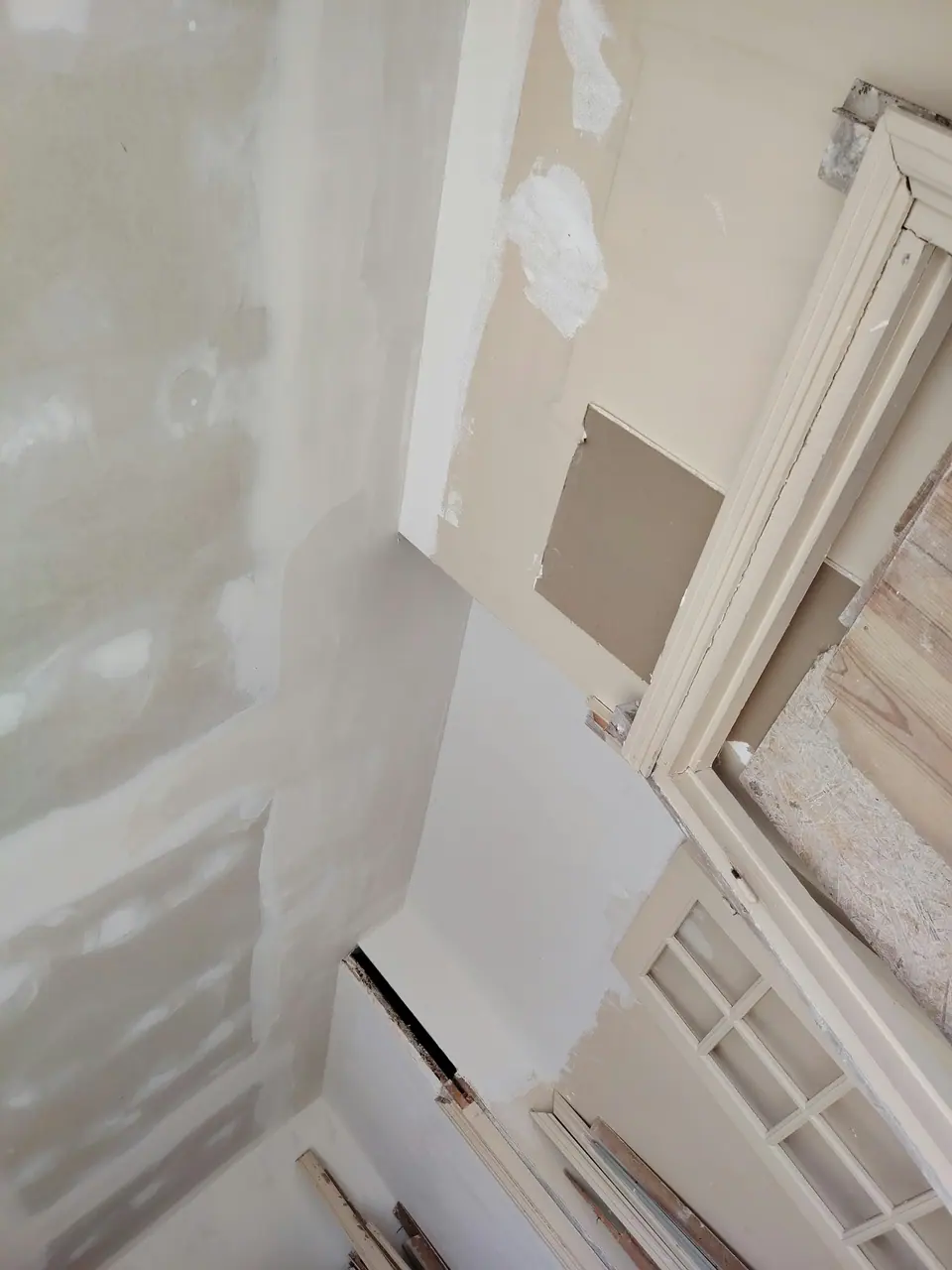 Plafond et murs enduits, prêts pour la peinture