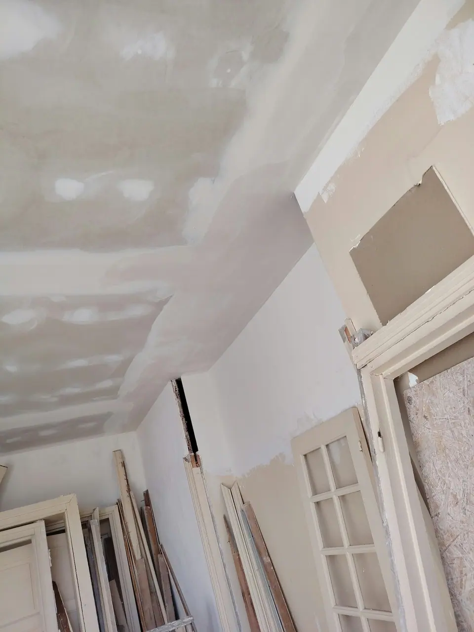 Couloir en cours de rénovation, enduits poncés