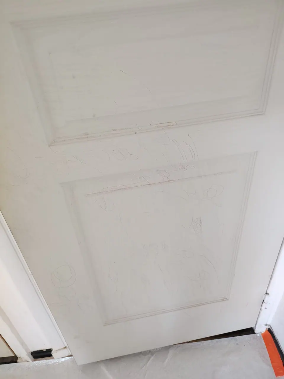 Porte moulurée repeinte en blanc