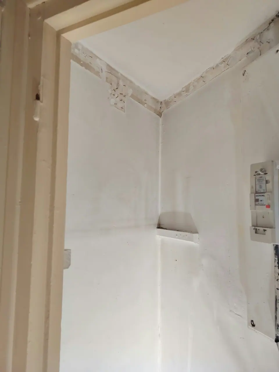 Salle d'eau préparée avant peinture