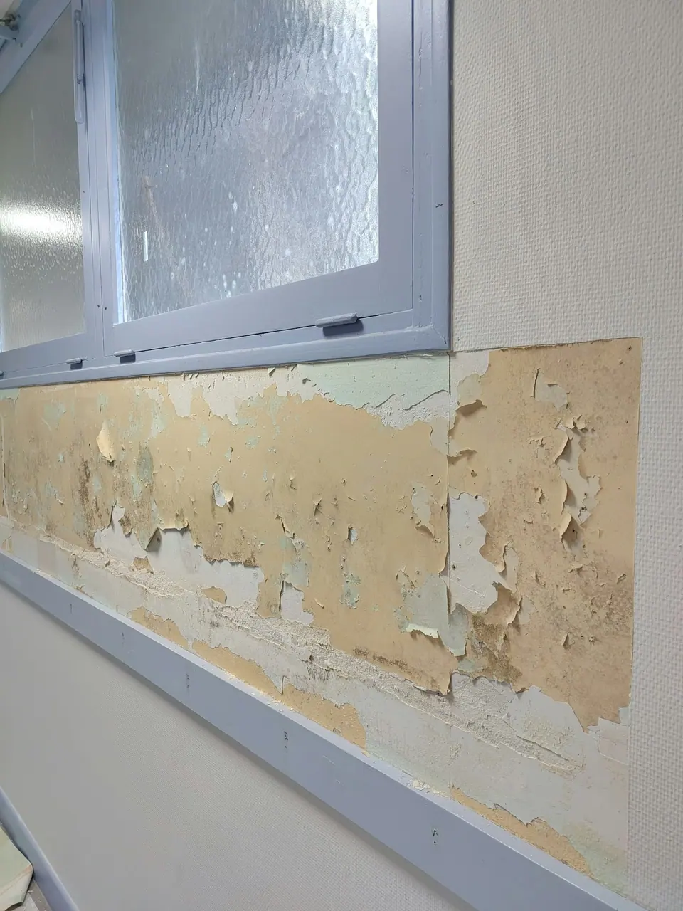 Avant travaux : allège abîmée sous une fenêtre