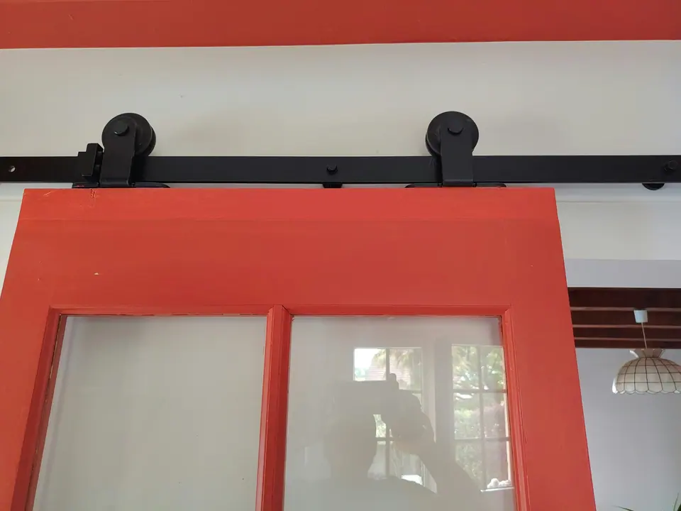 Porte coulissante laquée rouge : détail du rail