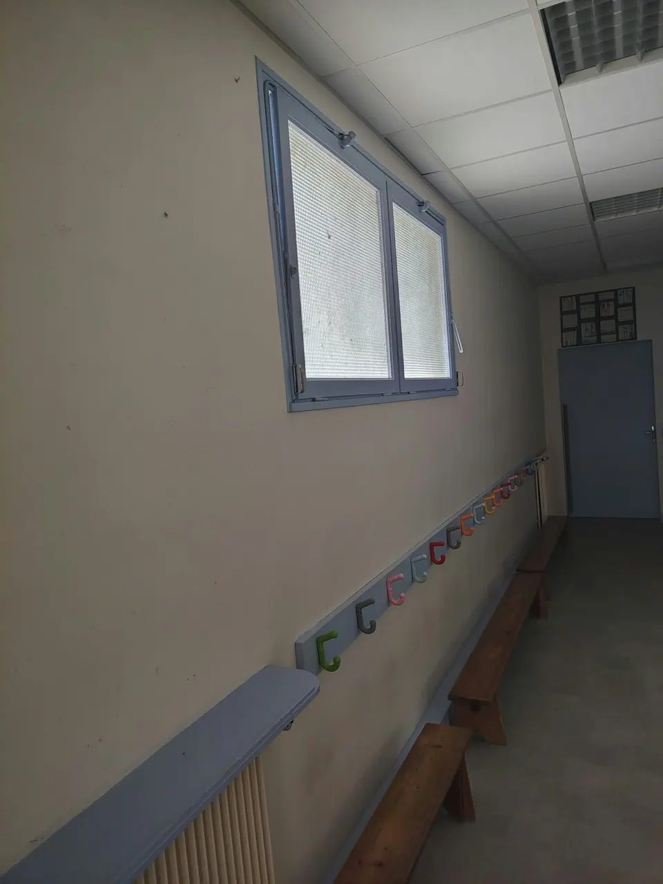 Couloir d'un bâtiment public repeint