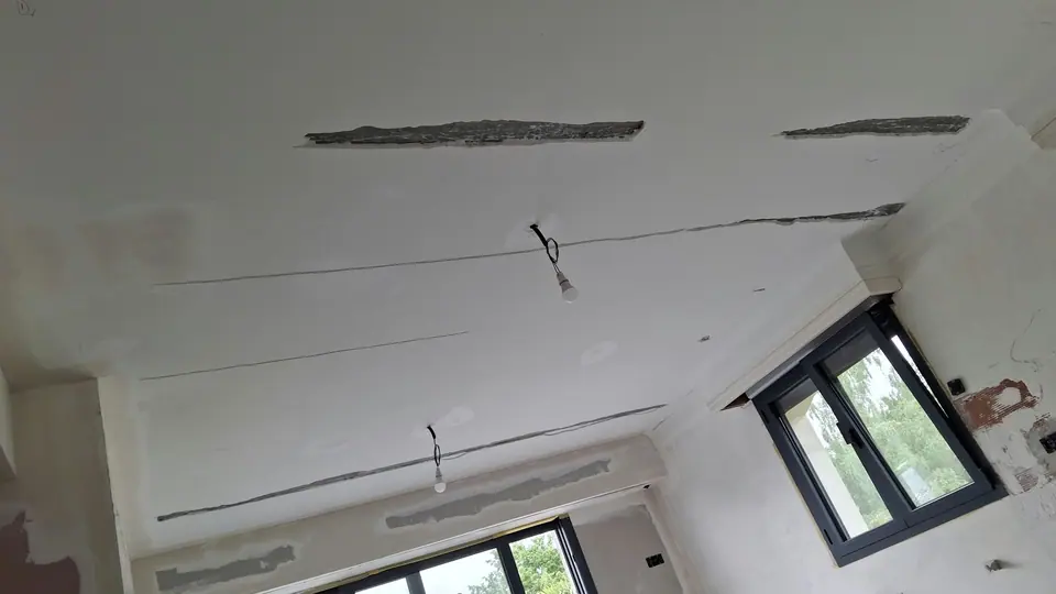 Avant travaux : plafond fissuré près des fenêtres