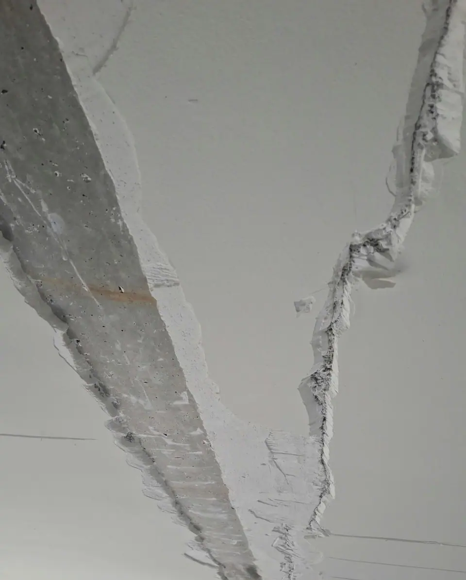 Fissure de plafond ouverte avant rebouchage