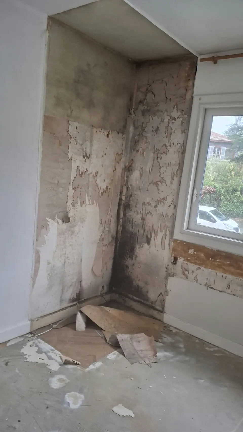Avant travaux : traces d'humidité dans un angle