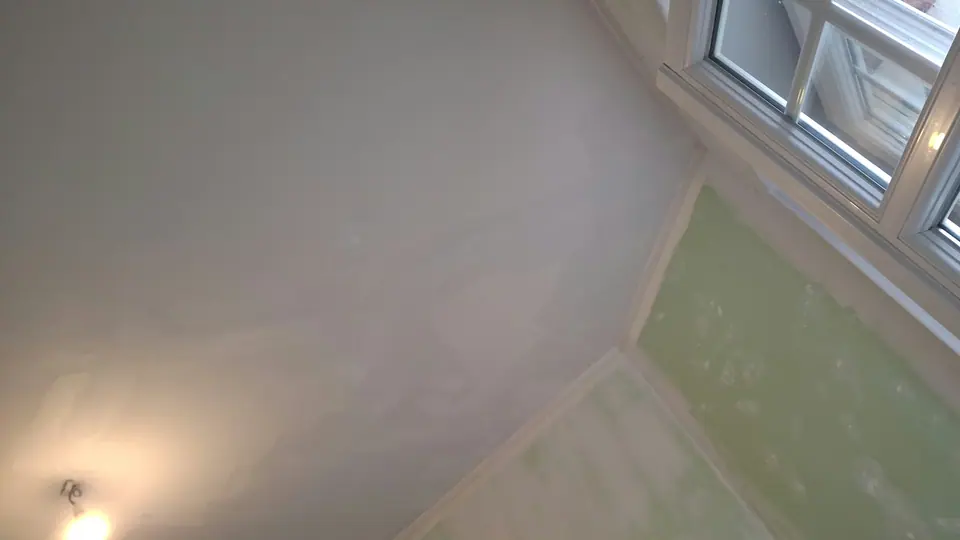 Plafond refait, lisse et repeint