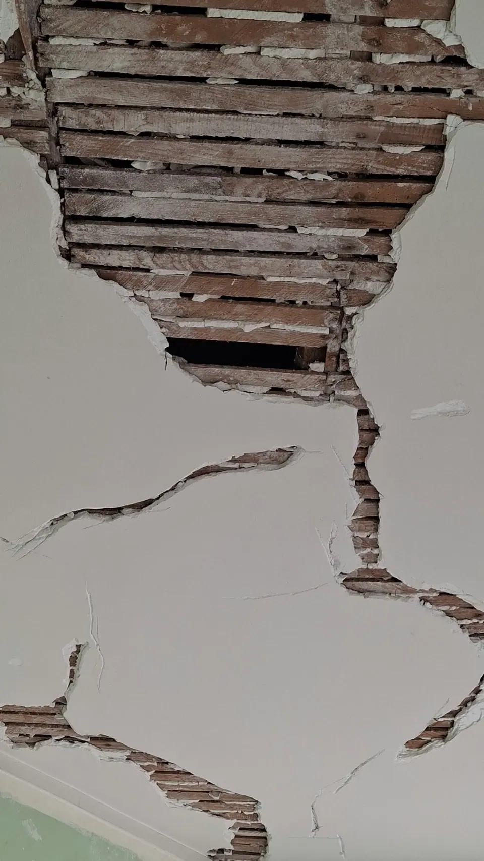 Avant travaux : plafond effondré, lattis apparent