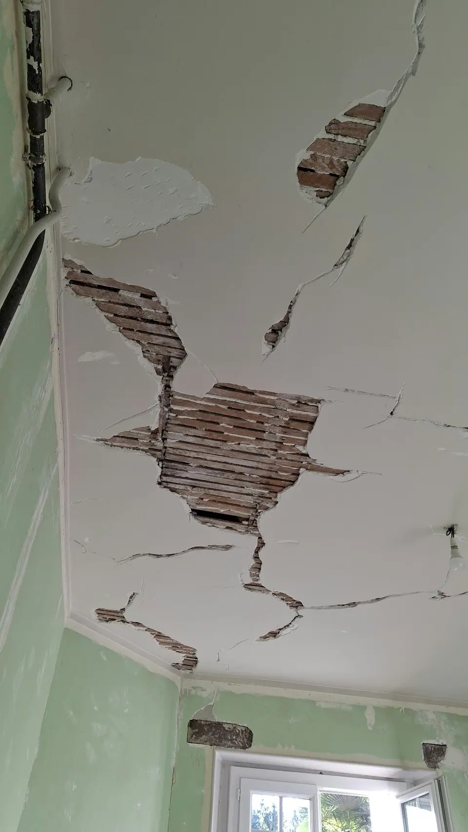 Avant travaux : plafond fissuré jusqu'au lattis