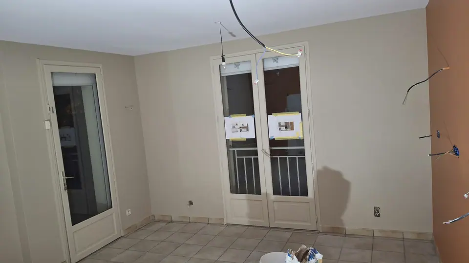 Pièce repeinte, murs clairs et portes-fenêtres