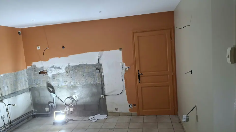 Avant travaux : cuisine aux murs orange abîmés