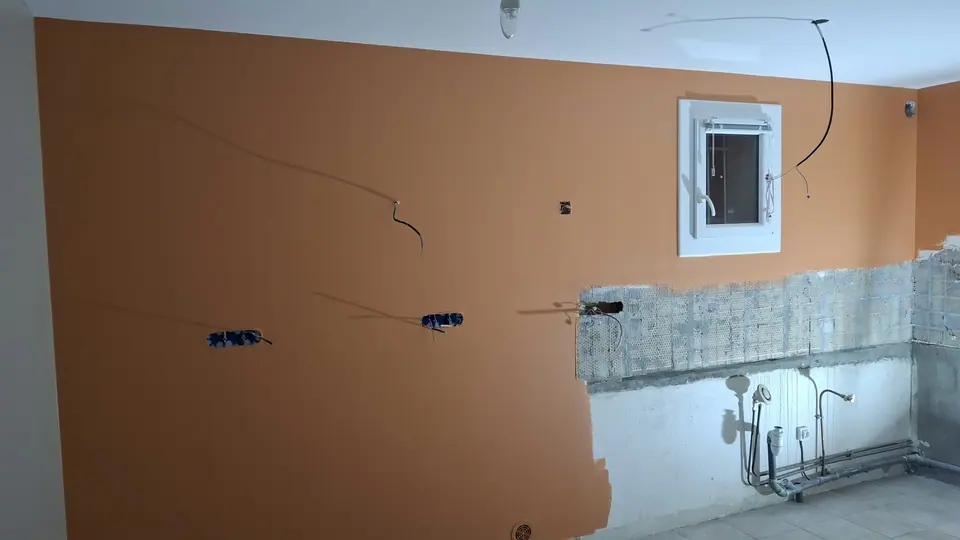 Avant travaux : mur de cuisine fissuré