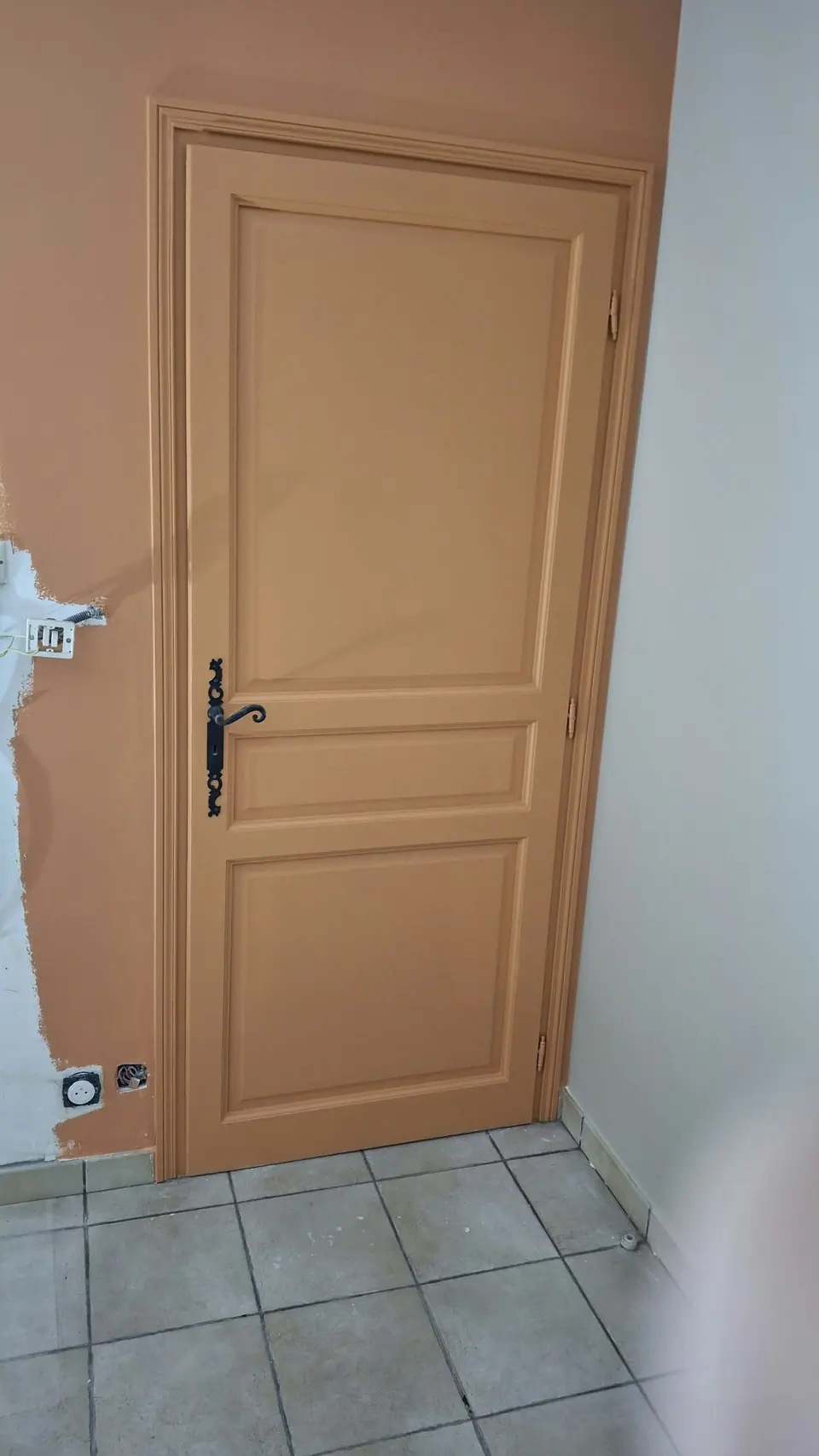 Avant travaux : porte et mur orange