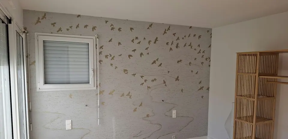 Papier peint à motifs légers sur un mur de chambre