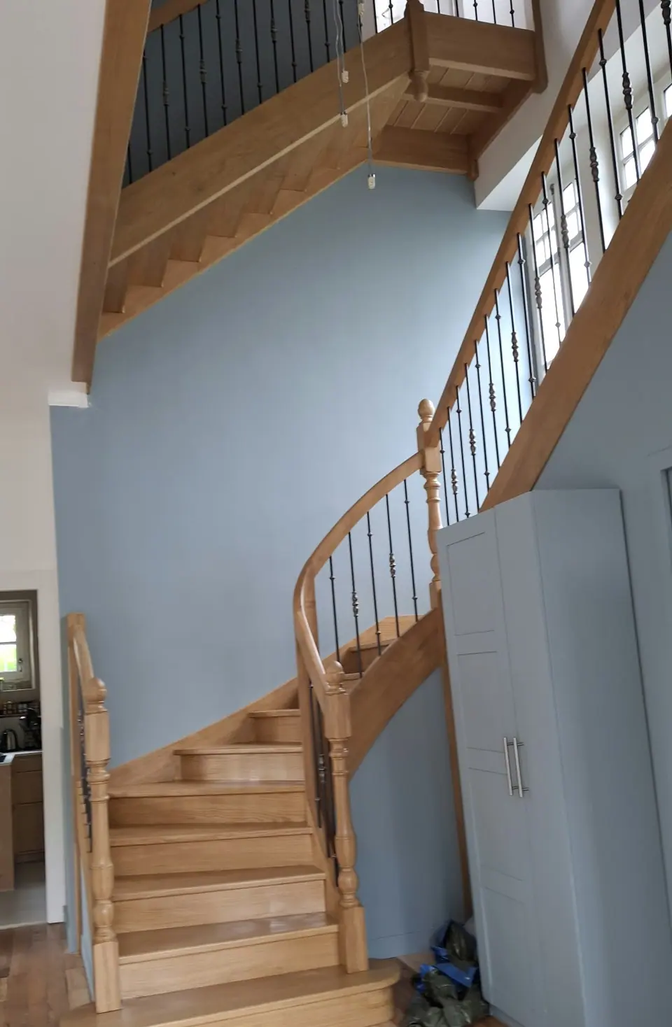 Escalier bois et murs repeints