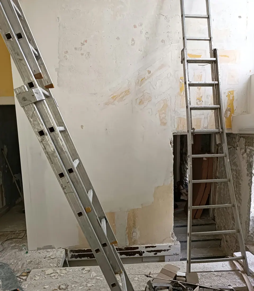 Avant travaux : mur dégradé, échelles en place