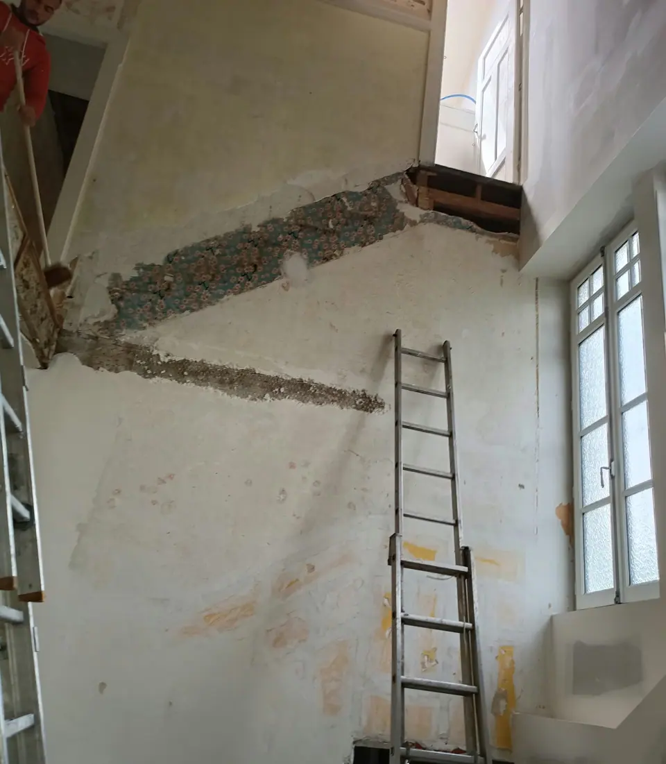 Avant travaux : mur ouvert près d'une fenêtre