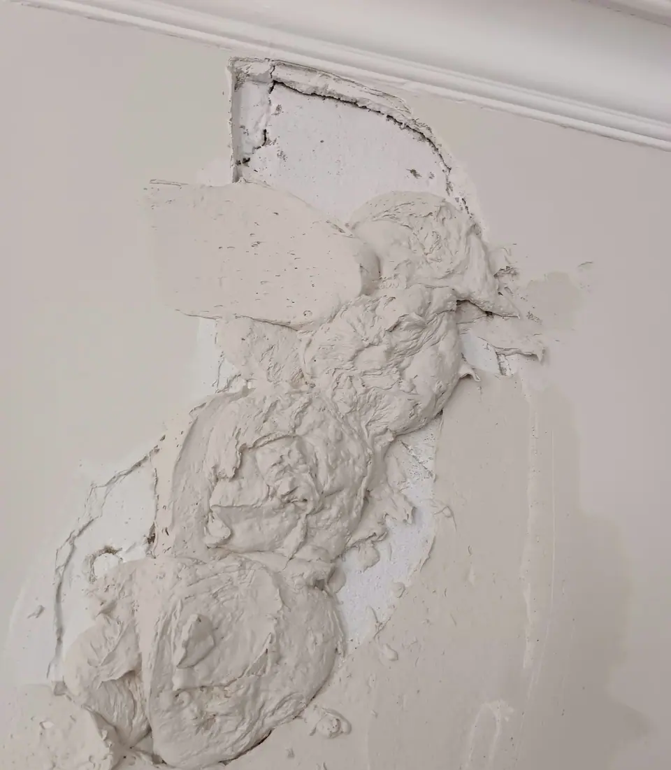 Avant travaux : enduit boursouflé