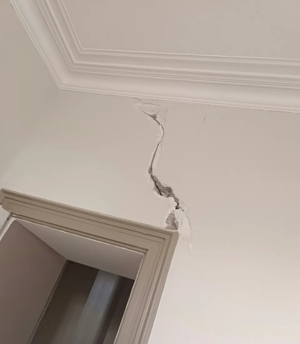 Avant travaux : fissure au-dessus d'une porte