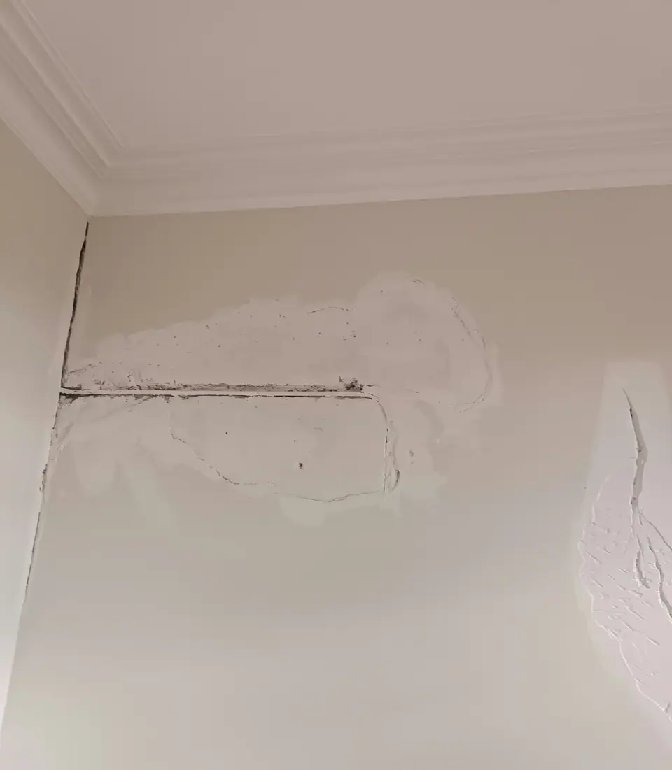 Avant travaux : fissure et reprise d'enduit
