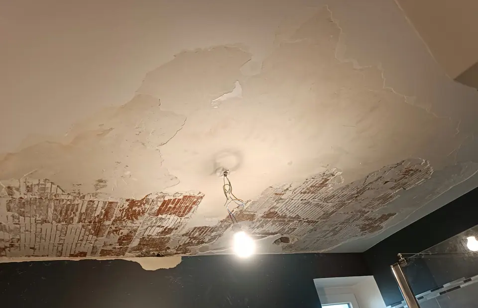 Avant travaux : plafond de salle de bain abîmé