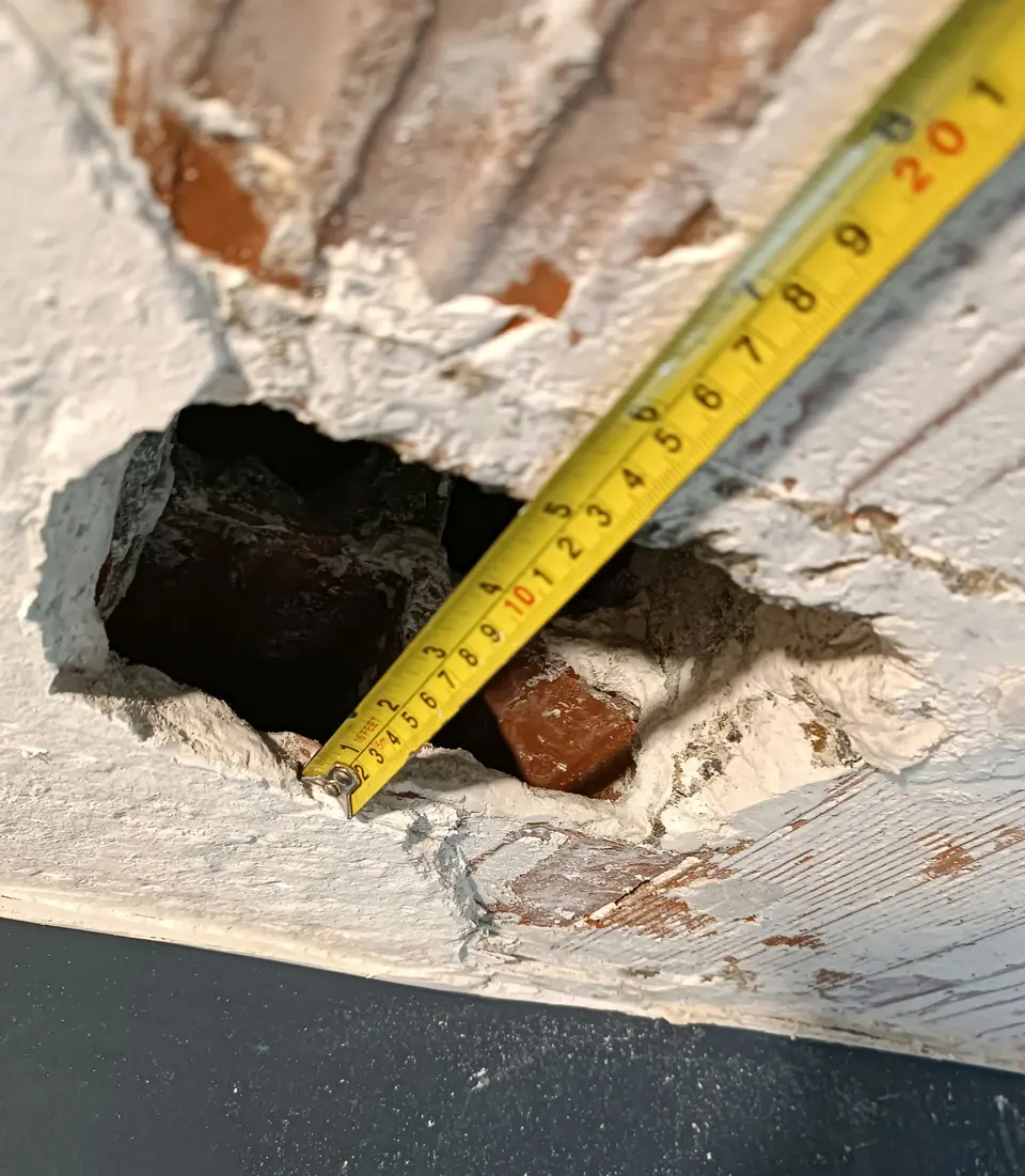 Avant travaux : trou dans un plafond, mesuré avant réparation