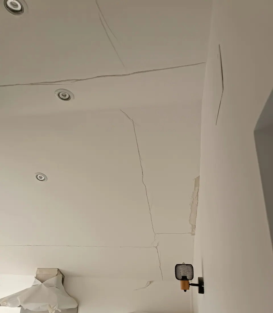 Fissures de plafond rebouchées