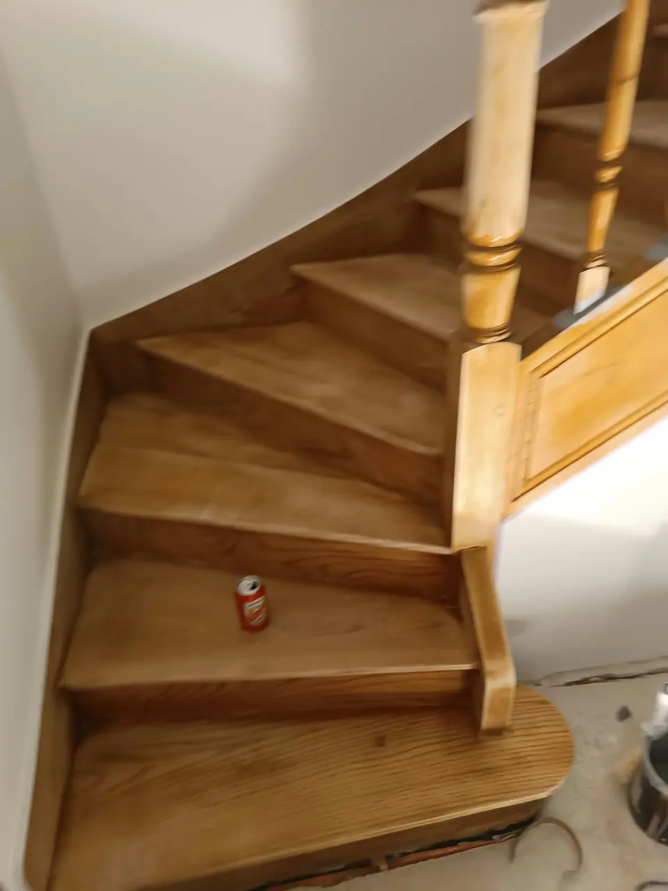 Escalier en bois : marches vernies