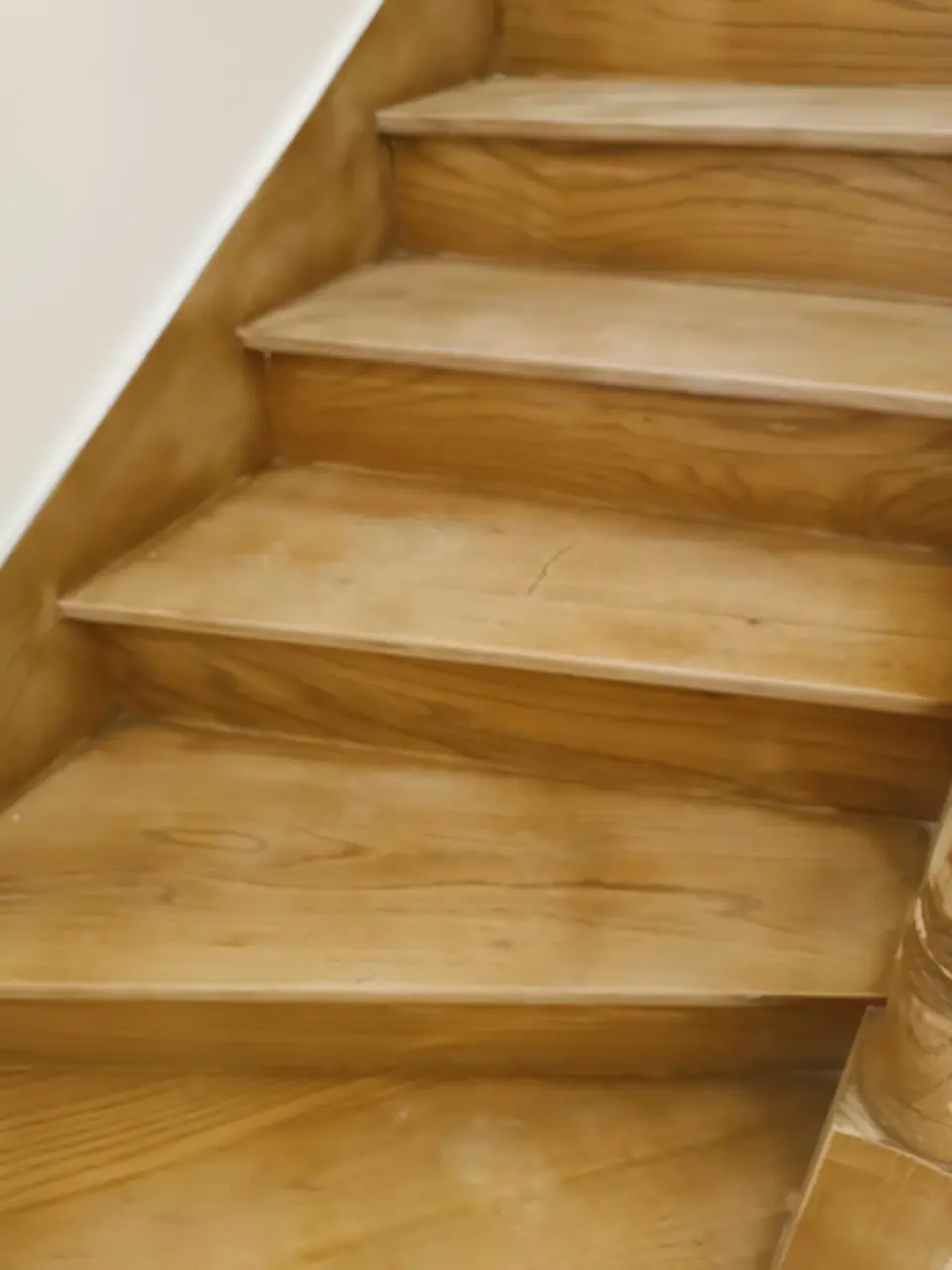 Marches en bois vernies