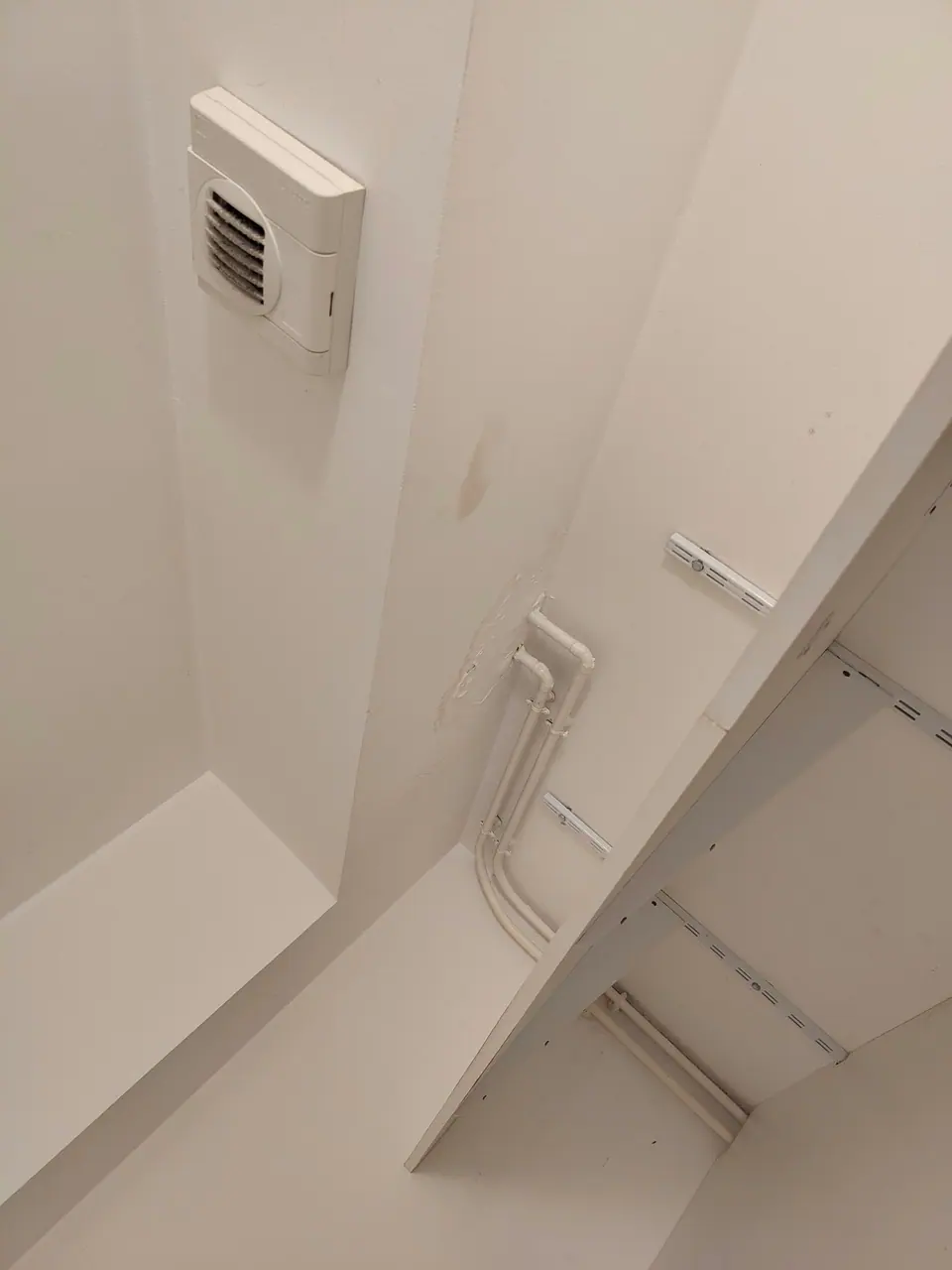Sous-face d'escalier et murs repeints en blanc